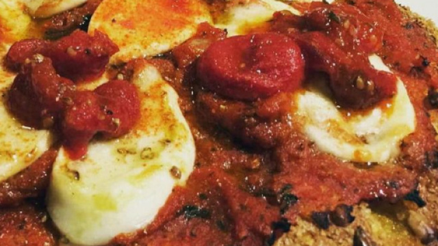 La 'nuova' pizza Margherita proposta dallo chef stellato Carlo Cracco 'indigna' Napoli