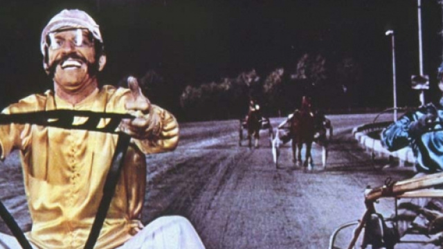 La scena del &ldquo;sorpasso&rdquo; tra Proietti e Montesano in &ldquo;Febbre da Cavallo&rdquo;, 1976