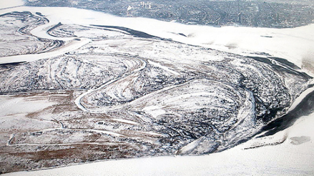 Macabro ritrovamento su una sponda del fiume Amur in Siberia: in un sacco interrato nella neve c'erano 54 mani mozzate.