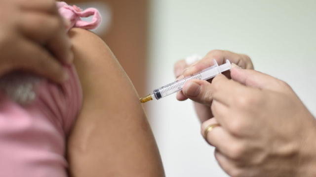 Tribunale autorizza un pap&agrave; a vaccinare la figlia contro il volere della mamma