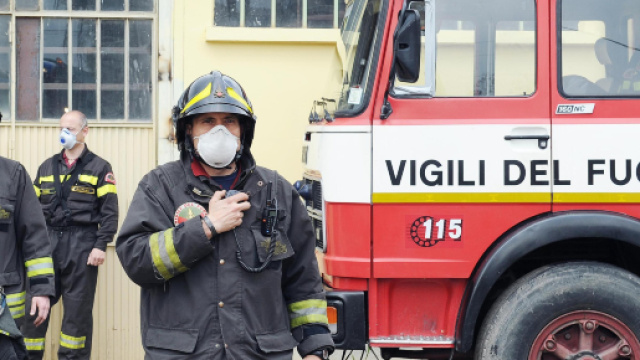 Vigili del fuoco chiamati a spegnere l'incendio.