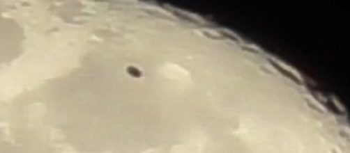 Astr&ocirc;nomo grava suposto UFO perto da lua, em 2 de mar&ccedil;o (Divulga&ccedil;&atilde;o)