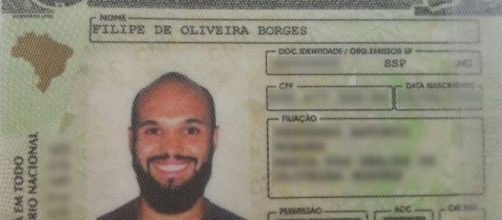 Homem aparece sorrindo em foto de CNH
