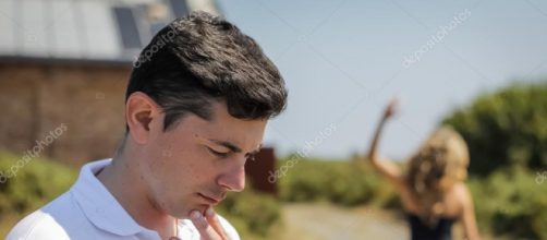 infeliz hombre y mujer enojada dejando despu&eacute;s de pelea &mdash; Foto de ... - depositphotos.com