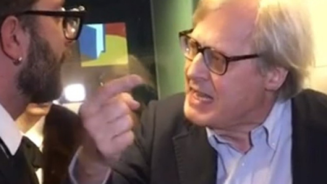 Dura lite tra Vittorio Sgarbi e i due inviati de Le iene