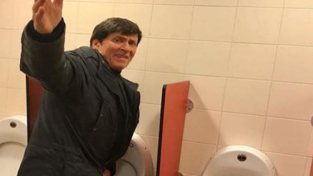 Gianni Morandi: ecco la foto in un bagno pubblico fatta da una fan