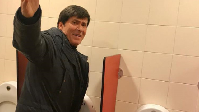 Gianni Morandi immortalato in una toilette