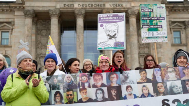 Le persone manifestano contro il 219a, introdotto dai nazisti come una serie di leggi per criminalizzare medici ebrei, omosessuali e comunisti.