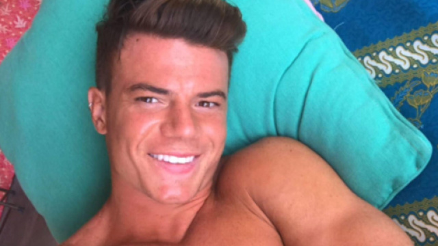 Les Anges 10 : Une photo compromettante d'Adrien Laurent fait le buzz, il r&eacute;agit enfin !