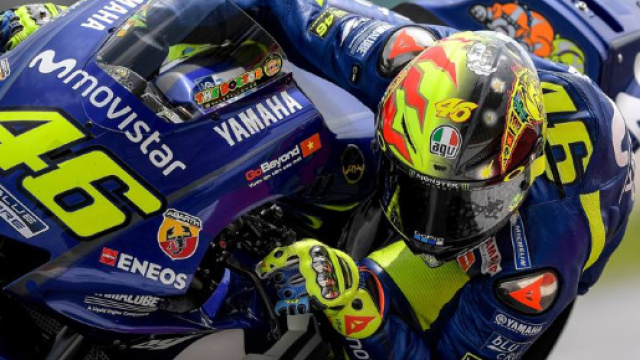 Valentino Rossi con il casco d'annata