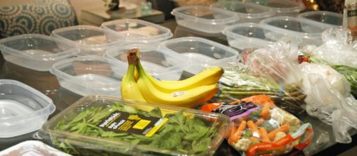 Photograph of meal preparation set up - Wendywatson94 via Wikimedia Commons