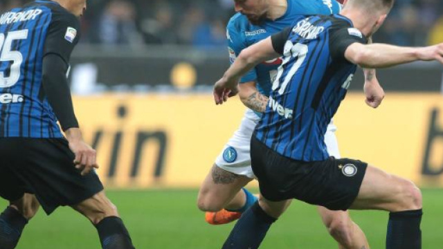 Inter Napoli - Skriniar in contrasto su Hamsik