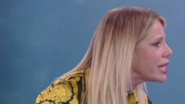 La Marcuzzi fa il botto, si scaglia contro la Henger