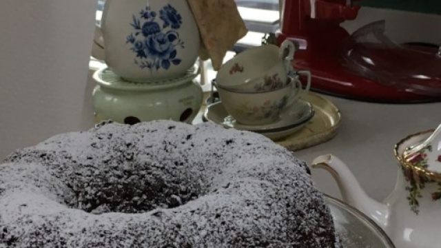 Torta al ricca al cioccolato- https://www.allrecipes.com/recipe/7565/too-much-chocolate-cake/photos/5129723/
