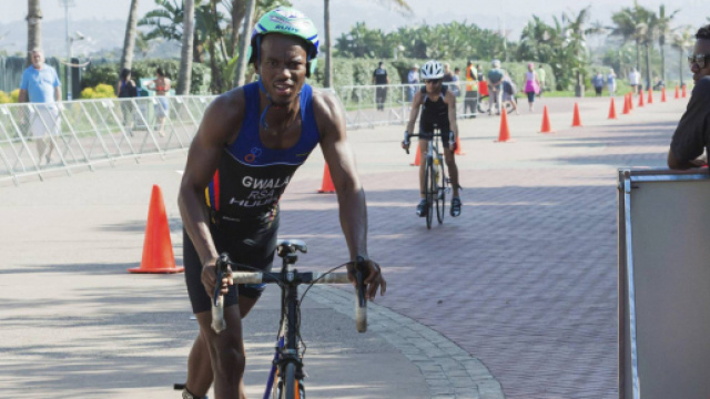 Hanno tentato di segargli entrambe le gambe