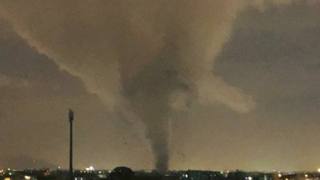 Il tornado ripreso durante la sua avanzata