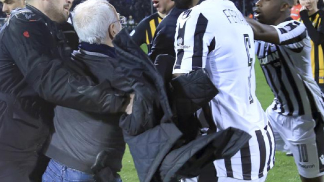 Ivan Savvidis, pistola nella fondina, placcato in campo