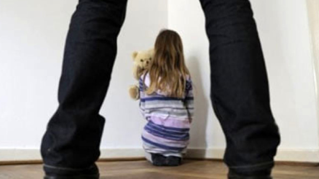 Padre abusa delle due figlie, una adolescente e l'altra di pochi anni