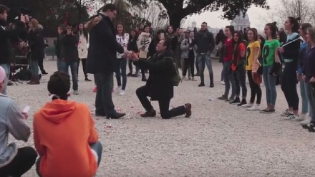 Proposta di matrimonio gay al Pincio di Roma