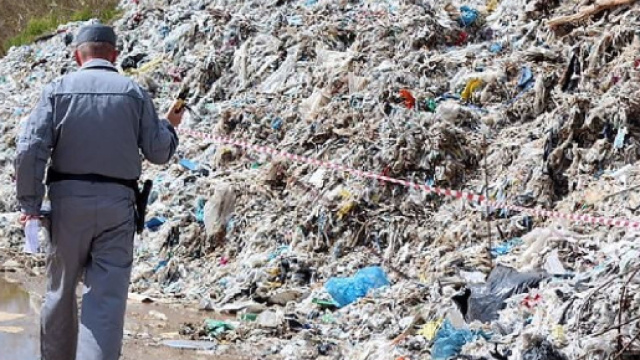 Scoperta discarica abusiva nel nolano: 4mila mq di rifiuti, denunciate due persone.