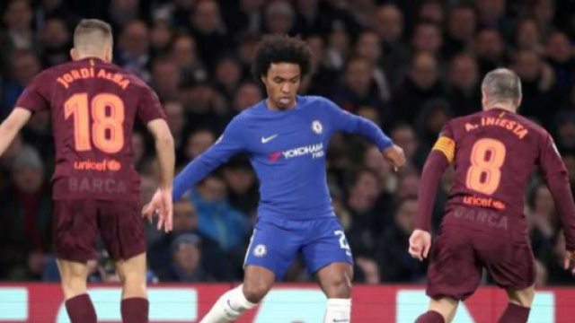 Willian contre Jordi Alba et Andres Iniesta.