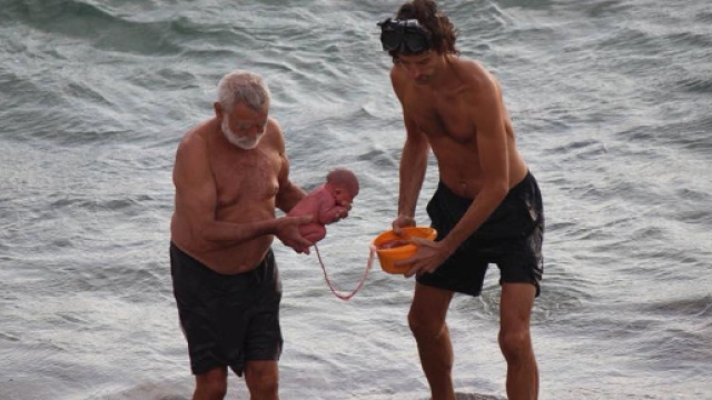 Donna partorisce nel Mar Rosso: le foto diventano virali