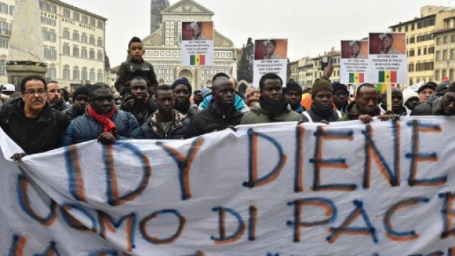 In diecimila a Firenze per ricordare Idy Diene, il senegalese ... - lastampa.it