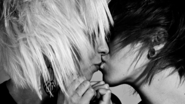 Madre maltratta la figlia perch&egrave; &egrave; gay