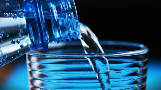 Microplastiche in bottiglie d'acqua : pericolo contaminazione