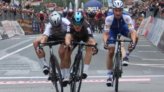 Milano-Sanremo, l'arrivo in volata a tre incendia via Roma - La Stampa - lastampa.it