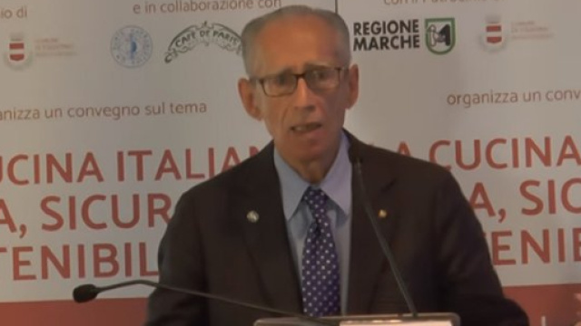 Nei guai Mario Pianesi, il fondatore della macrobiotica in Italia. Per la procura di Ancona &egrave; a capo di una 'psicosetta'.