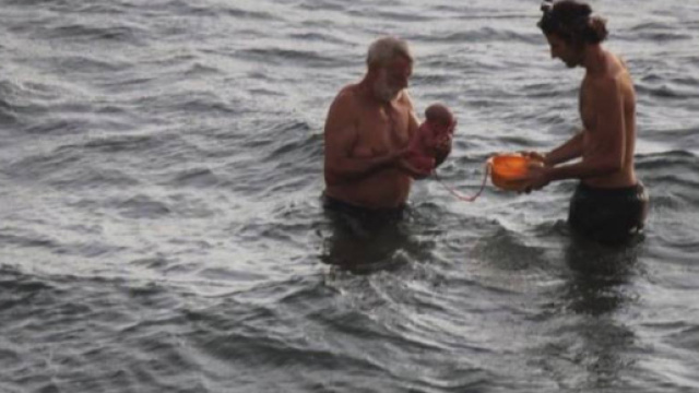 Turista russa partorisce nel Mar Rosso - corriere.it