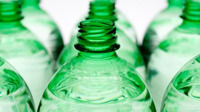 Acqua in bottiglia: trovate delle microplastiche, arriva il nuovo studio