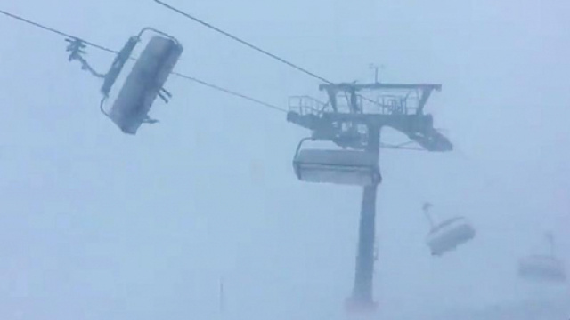 La seggiovia &egrave; in balia della tempesta: grande paura a bordo - lastampa.it