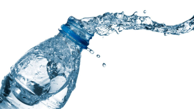 Microplastica nelle bottiglie d'acqua, l'OMS lancia l'allarme: ecco cosa sta accadendo