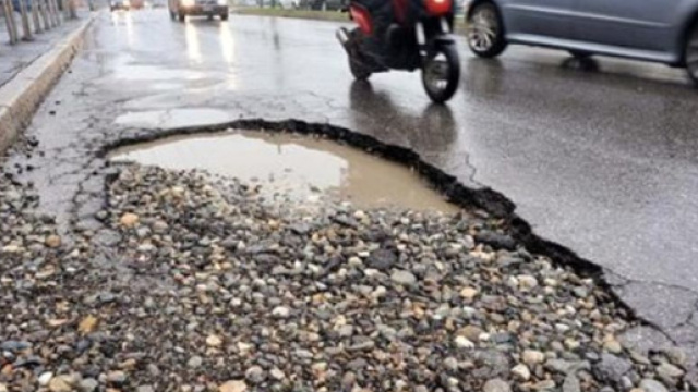 Voragini e strade dissestate: ora le auto dei vigili tappano i buchi - napolitoday.it