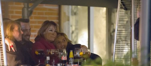 Algunos colaboradores de S&aacute;lvame, por la noche.