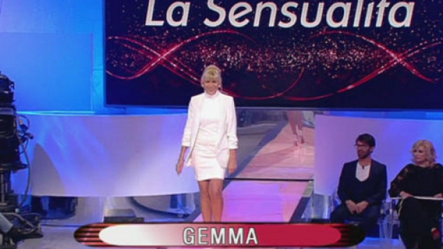 Gemma sfila con l'abito indossato da Sharon Stone