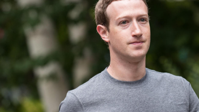 Momento di difficolt&agrave; per il fondatore di Facebook Mark Zuckerberg - cbsnews.com