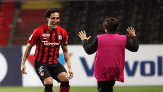 Nella foto della Lega B, Agnelli esulta con il figlio raccattapalle dopo l&rsquo;1-1