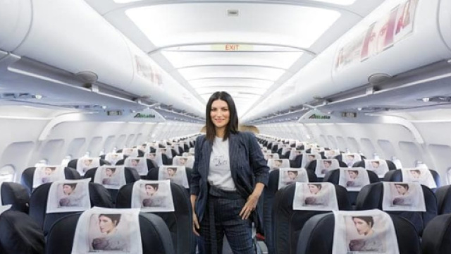 Pausini hostess per un giorno | il nuovo album presentato sul volo ... - zazoom.it