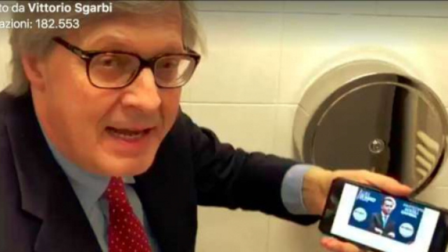 Sgarbi ancora contro Di Maio: '&egrave; gay'