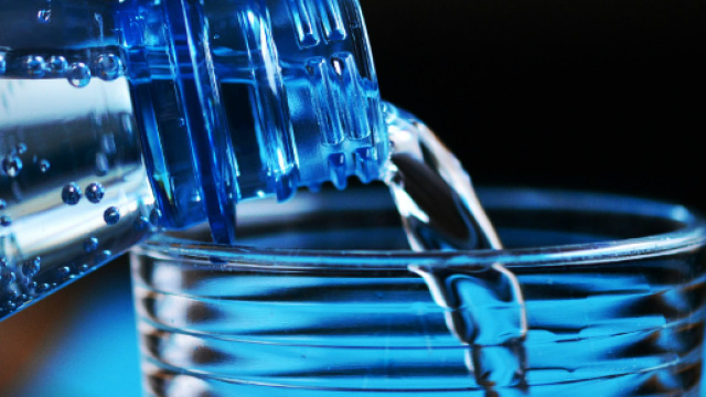 Trovate microplastiche nell'acqua in bottiglia - Wired - wired.it