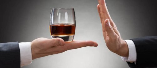 &iquest;Sufres de ansiedad social? Si lo haces, puedes notar c&oacute;mo, despu&eacute;s de algunas copas con amigos, esa ansiedad parece desaparecer m&aacute;gicamente.