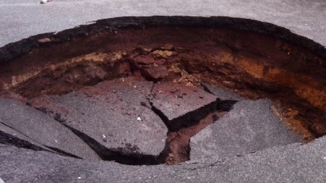 L'ennesima voragine nella capitale d'Italia