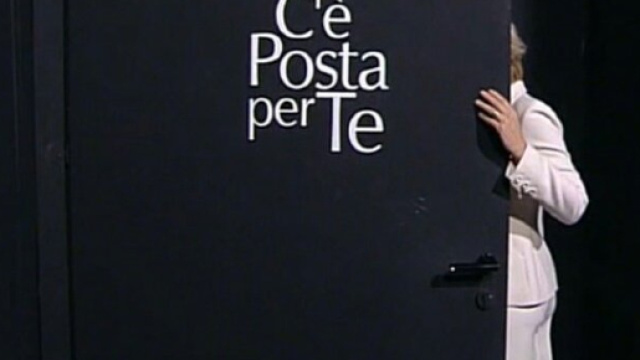 Maria De Filippi ha lasciato lo studio di C'&egrave; Posta per te per circa dieci minuti