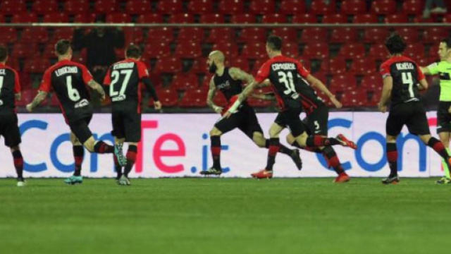 Nella foto della Lega B, i calciatori del Foggia esultano dopo la rete del definitivo 2-1