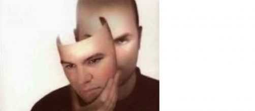 Persona que act&uacute;a con falsedad o desverg&uuml;enza descarada