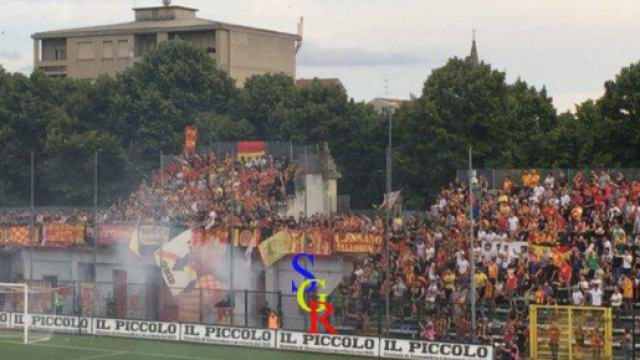 I tifosi del Lecce nella trasferta di Alessandria dello scorso anno. Foto Salento Giallorosso.