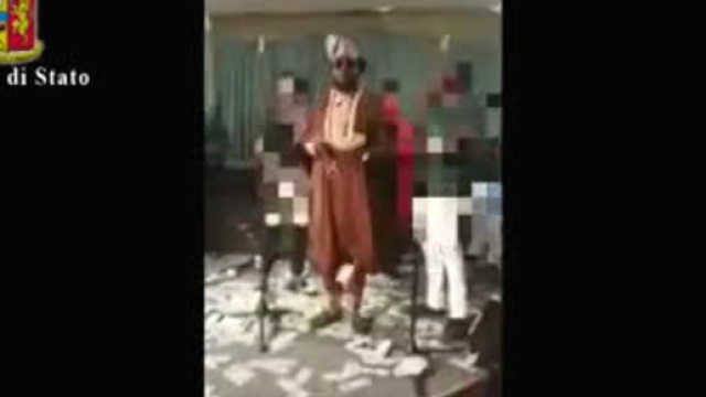 Migranti, il video del presunto trafficante con lo scettro